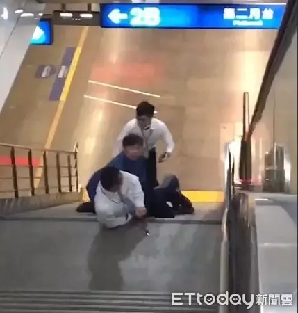 影/驚險畫面曝光!英勇神秘男「背後霸氣一拳」 台鐵持刀男秒被打趴