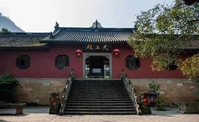 為什麼住在寺廟身後的房子裡,會越來越富?原來這樣的人才可以住