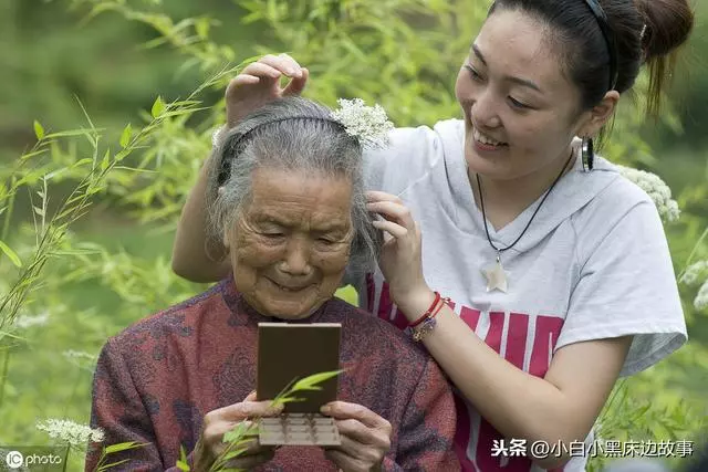 妹妹結婚哥哥陪送「三千萬」,老人看了之後氣的戳瞎兒子一隻眼