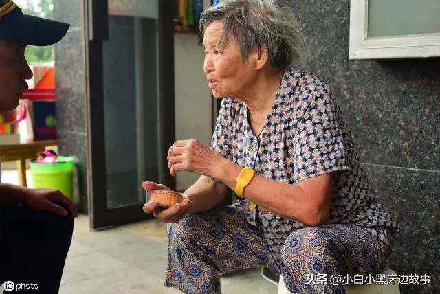 妹妹結婚哥哥陪送「三千萬」,老人看了之後氣的戳瞎兒子一隻眼