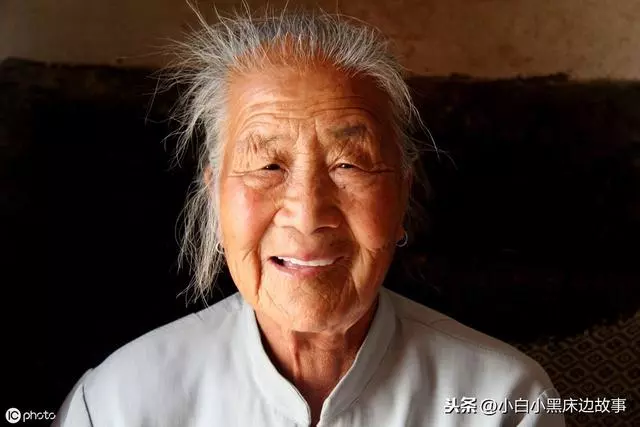 老人冷言冷語把親戚擋在門外,兒子一句話說的親戚面紅耳赤