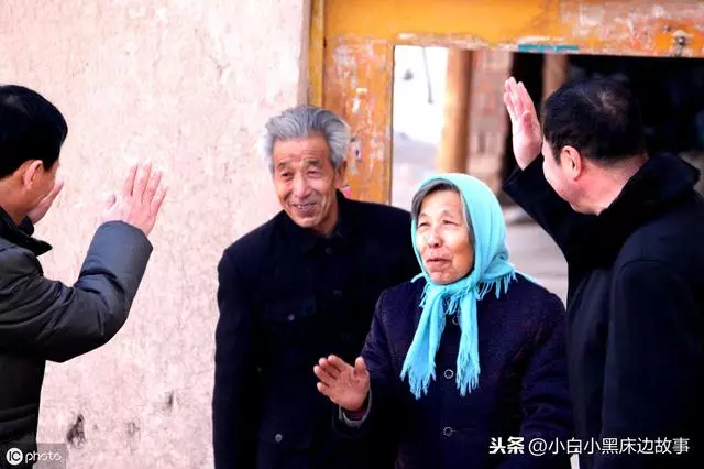 老人冷言冷語把親戚擋在門外,兒子一句話說的親戚面紅耳赤