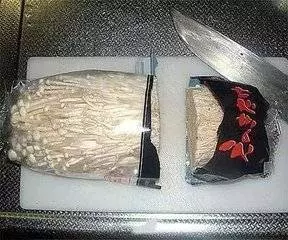 一 直以來都切錯金針菇了!金針菇原來要這樣切,快學起來!