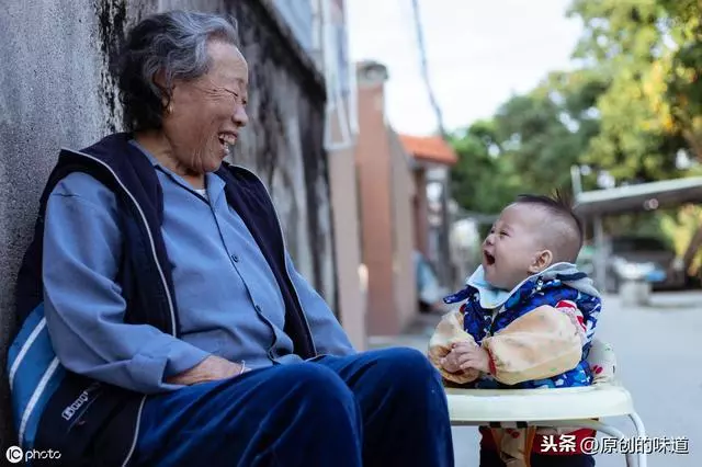 「老婆,離婚吧,房子是你買的,你自己住吧,我和我媽都搬走