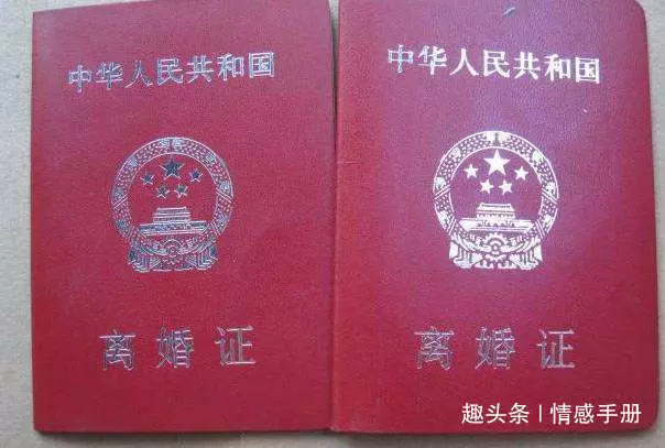 婚後不久,婆婆逼我交出房產證過戶房子,拿出一張紙,全家人蒙住