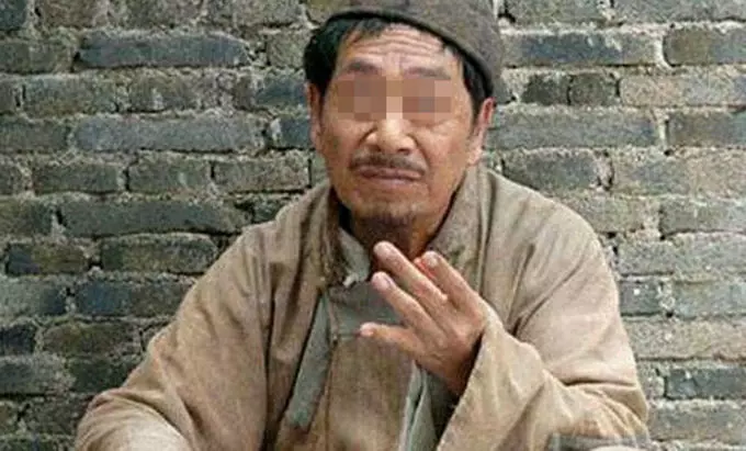 智障兒子走失四年,算命的說就在家中,母親納悶,搜查一番,蒙了