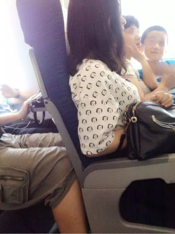 女子火車上給孩子喂奶,列車員直接將她抓進拘留室,眾人拍手叫好