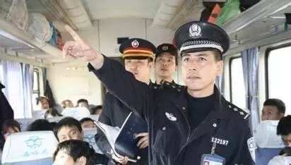 女子火車上給孩子喂奶,列車員直接將她抓進拘留室,眾人拍手叫好