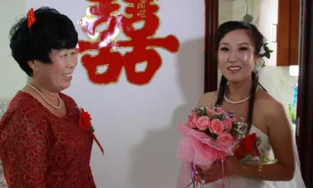 妹妹常年被家暴,我和妻子逼她離了婚,五年後妹妹說了四個字