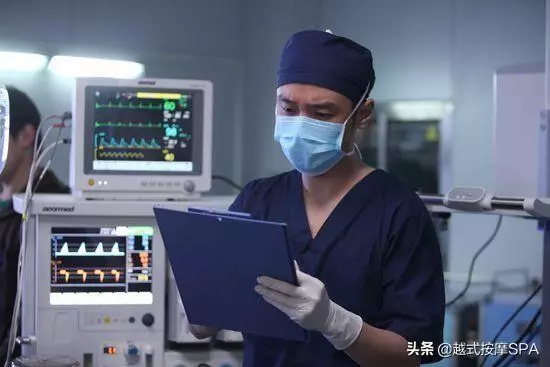 18歲女兒從沒來過月經,母親疑惑去醫院檢查,醫生當眾扇她嘴巴