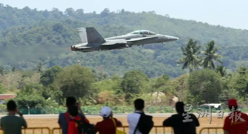 【國際海空展首日】戰機飛行時機尾失火!華裔機師馬上做出此舉的!成功救回數億令吉「大黃蜂」