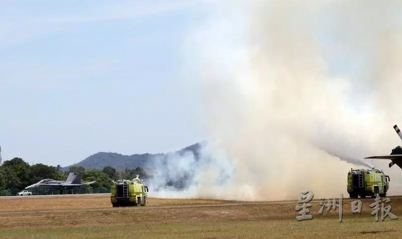 【國際海空展首日】戰機飛行時機尾失火!華裔機師馬上做出此舉的!成功救回數億令吉「大黃蜂」