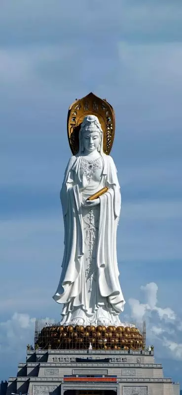 相傳古代,觀世音菩薩曾化現為妙莊王的三公主妙善,為眾生示現了出家修行並成就正果的一生。