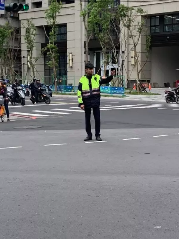 板橋帥警一脫安全帽激似柯震東! 女網友暴動圍觀:這被開單我也會笑