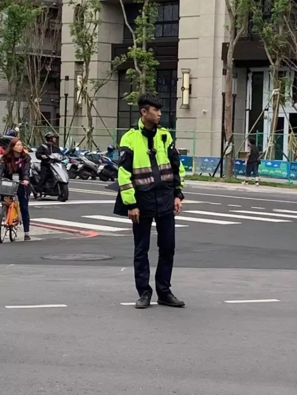 板橋帥警一脫安全帽激似柯震東! 女網友暴動圍觀:這被開單我也會笑