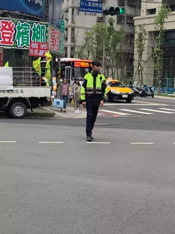 板橋帥警一脫安全帽激似柯震東! 女網友暴動圍觀:這被開單我也會笑