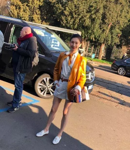 未修圖鏡頭下的女星:迪麗熱巴沉重憔悴,應采兒太霸氣,最後一位膚色黯淡牙齒黃!