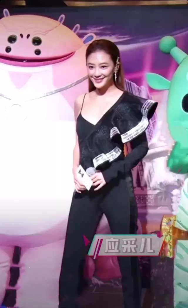 未修圖鏡頭下的女星:迪麗熱巴沉重憔悴,應采兒太霸氣,最後一位膚色黯淡牙齒黃!