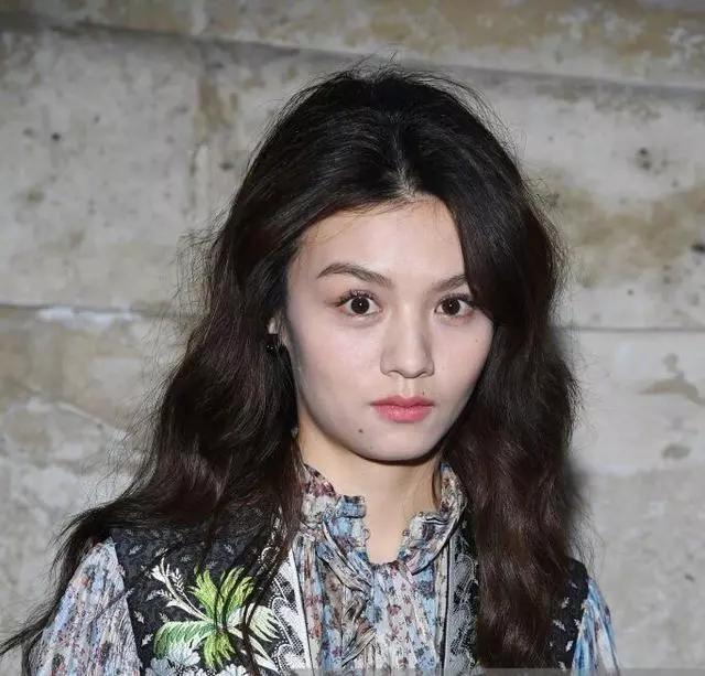 未修圖鏡頭下的女星:迪麗熱巴沉重憔悴,應采兒太霸氣,最後一位膚色黯淡牙齒黃!