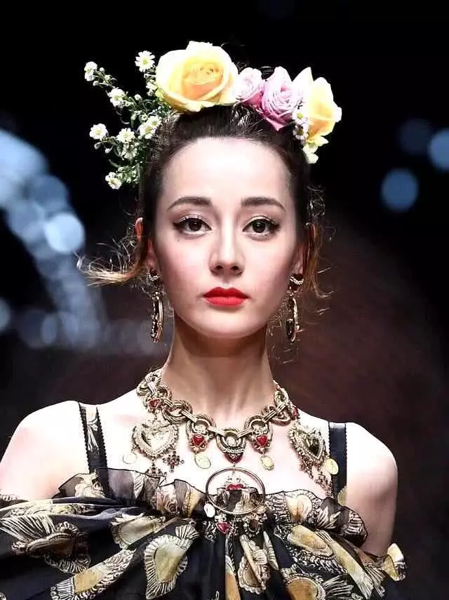 未修圖鏡頭下的女星:迪麗熱巴沉重憔悴,應采兒太霸氣,最後一位膚色黯淡牙齒黃!