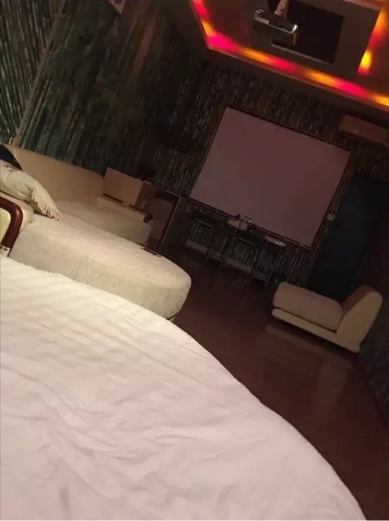 女友外出旅遊睡前甜發「房間照」!網友卻眼尖發現這超大亮點…完了綠到爆!