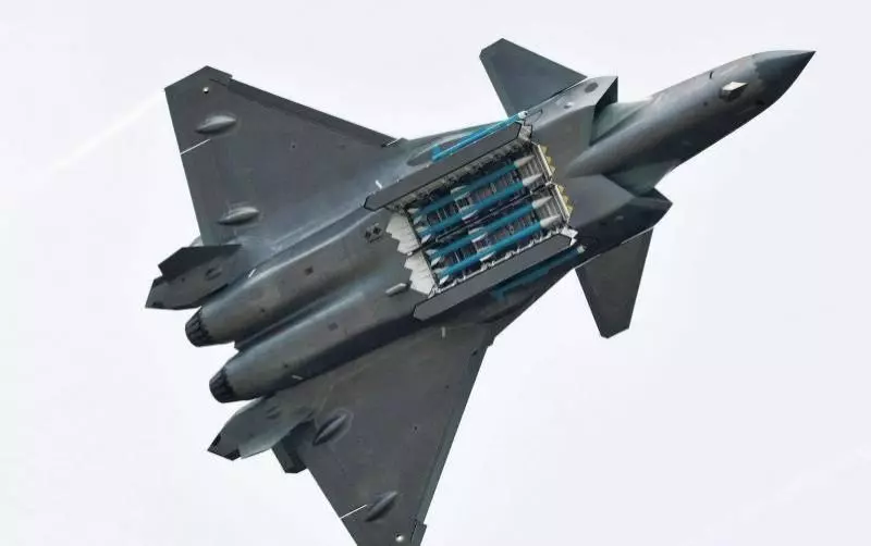 央視:中國先進戰機掛載一新式武器,該武器美軍不止一次承認忌憚