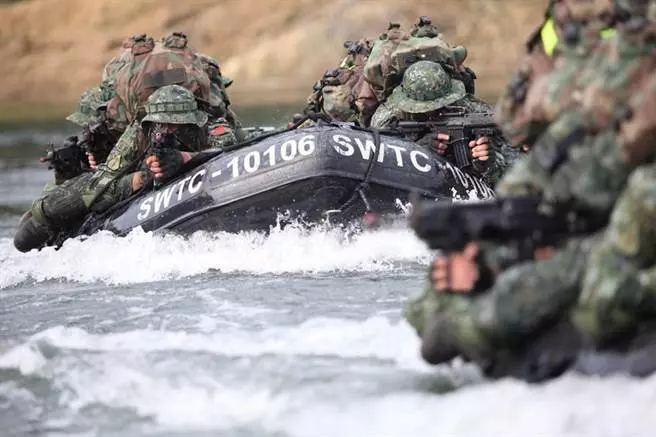 特戰濱海行軍 6人一組「水域突擊作戰訓練」