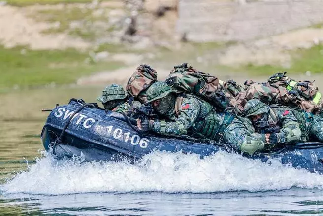 特戰濱海行軍 6人一組「水域突擊作戰訓練」