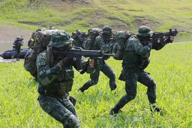 特戰濱海行軍 6人一組「水域突擊作戰訓練」