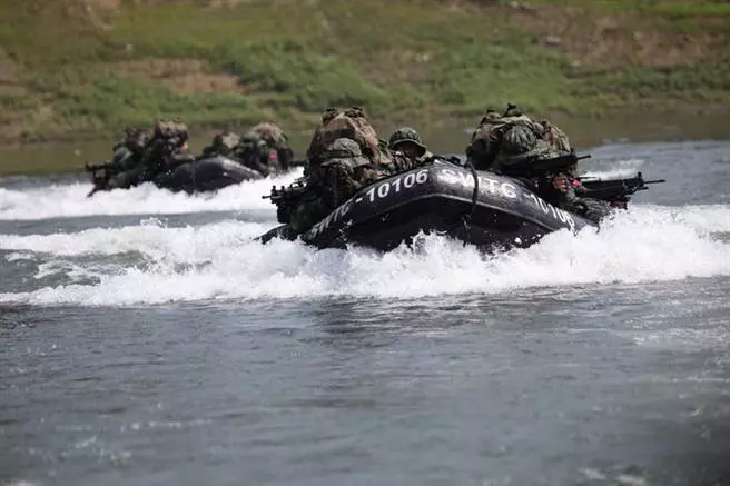 特戰濱海行軍 6人一組「水域突擊作戰訓練」