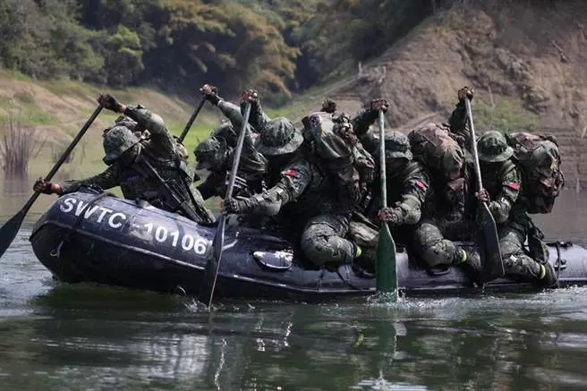 特戰濱海行軍 6人一組「水域突擊作戰訓練」