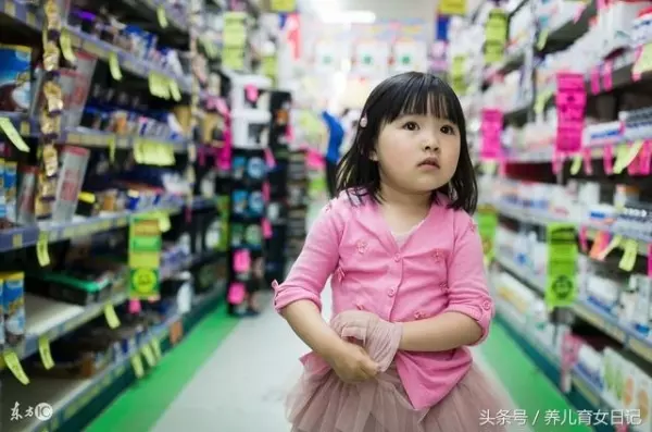 小美女早上去逛超市,在超市偷東西被警衛發現,打開衣服後警衛頓時臉紅了!