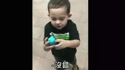 小美女早上去逛超市,在超市偷東西被警衛發現,打開衣服後警衛頓時臉紅了!