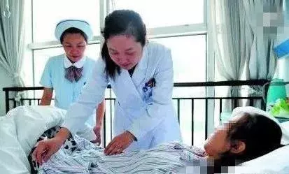 女大學生游泳意外懷孕,找游泳館索賠30萬,查明事實後全家抬不起頭來