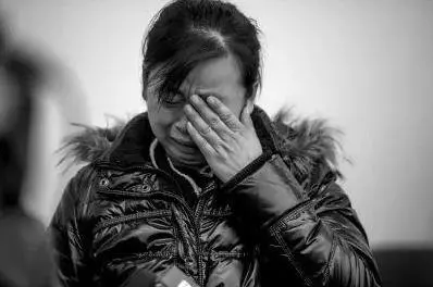 女大學生游泳意外懷孕,找游泳館索賠30萬,查明事實後全家抬不起頭來