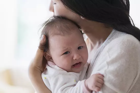 婆婆替我帶孩子,喂進口奶粉女兒卻越喝越瘦,快遞員一句話我把婆婆趕出家