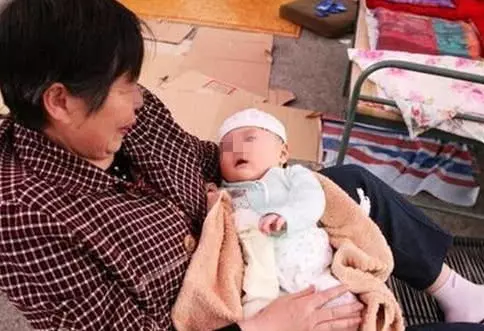 婆婆替我帶孩子,喂進口奶粉女兒卻越喝越瘦,快遞員一句話我把婆婆趕出家