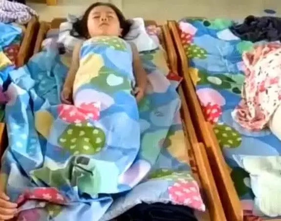 女兒在家從不午睡,老師卻說在幼稚園很乖,查看監控媽媽眼紅了