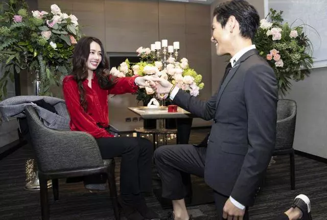 向佐郭碧婷訂婚現場照曝光,暗示女方已經懷孕下個月大婚