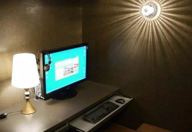 台北這些地方「一晚三百五」,爽看電影、漫畫、打遊戲,居然還能洗澡
