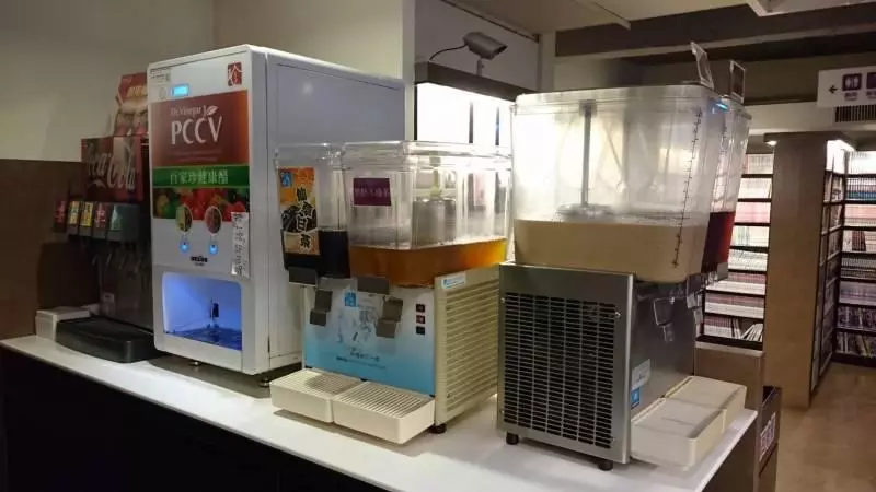 台北這些地方「一晚三百五」,爽看電影、漫畫、打遊戲,居然還能洗澡