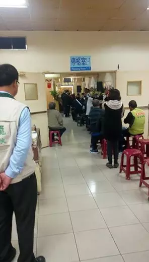 白髮人送黑髮人!98歲老奶奶「緊抱兒子大體」哀嚎「我的心肝兒啊…」送行人都跟著淚崩了!