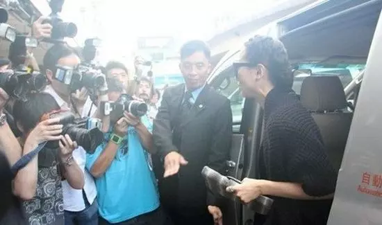 又一位明星去世!享年46歲!21歲出道,憑一角爆紅港臺,卻因意外導致右耳失聰,遭遇...去世!