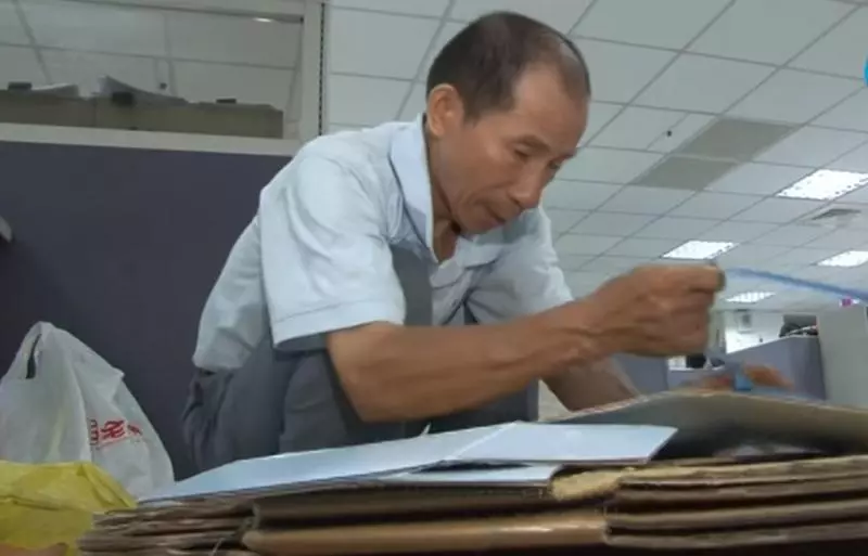 70歲阿伯拾荒35年「捐400萬善款」,被罵「像狗一樣翻垃圾」,結果被富比士評為年度「行善英雄」!
