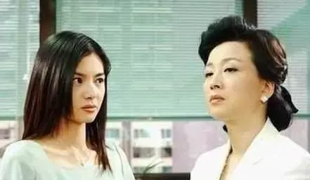 懷孕6個月沒給大姑姐端洗腳水,被老公抽嘴巴,第二天全家癱地
