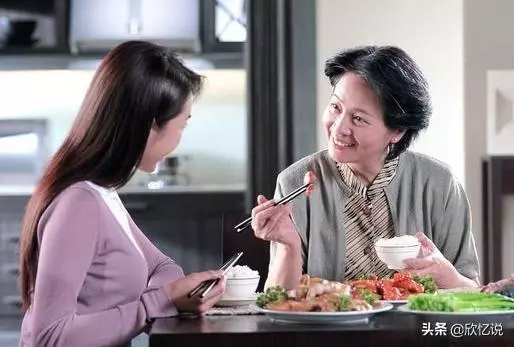 懷孕後婆婆來看望我,吃飯時她和丈夫說一番話,我紅著臉抱緊了她