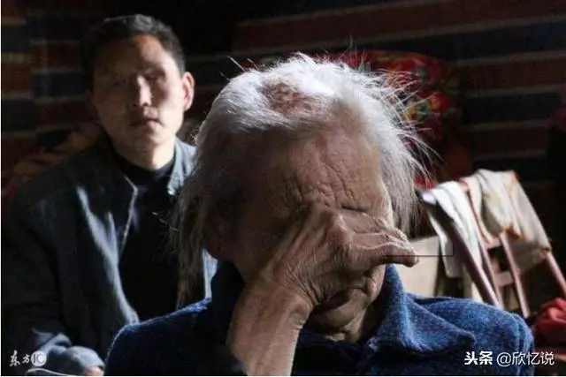 大雪天媳婦將婆婆推出家門,丈夫匆忙趕回家,得知真相感激涕零
