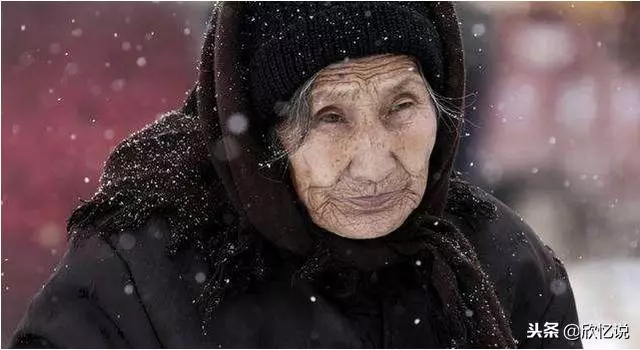 大雪天媳婦將婆婆推出家門,丈夫匆忙趕回家,得知真相感激涕零