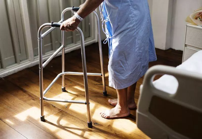 嬤突病逝…孩見2黑白西裝男 孫驚:祂們來過