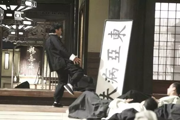 甄子丹一家出席晚宴遭受外國人歧視,太太汪詩詩帶隊直接離開!